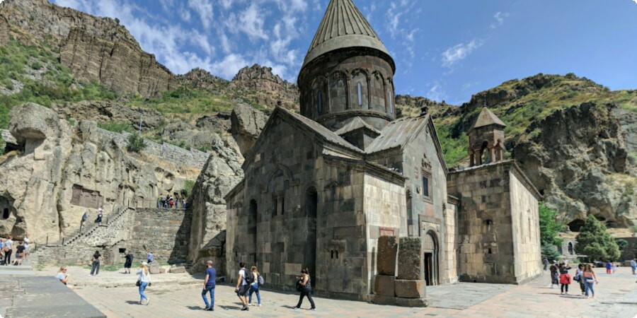 Mosteiro Geghard: explorando o antigo santuário de cavernas da Armênia
